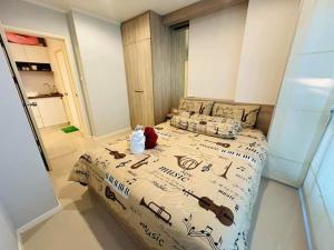 een slaapkamer met een bed met een pistool en wapens bij lumpini park beach in Cha Am