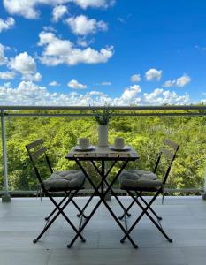 d'une table et de deux chaises sur un balcon avec vue. dans l'établissement Dominicus Royal Life, à La Laguna