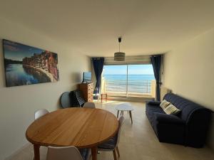 ein Wohnzimmer mit einem Tisch und einem Sofa in der Unterkunft Appartement Les Sables-d'Olonne, 2 pièces, 4 personnes - FR-1-197-534 in Les Sables-dʼOlonne