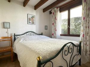 Schlafzimmer mit einem Bett und einem Fenster in der Unterkunft Maison La Palmyre, 4 pièces, 5 personnes - FR-1-705-29 in La Palmyre