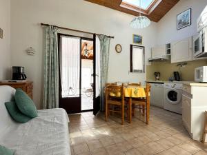 salon z kuchnią i stołem jadalnym w obiekcie Maison en Pinède Proche Mer et Commerces - 5 pers, Terrasse, Jardin, Parking, WiFi - FR-1-705-29 w mieście La Palmyre