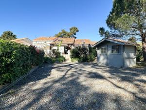 dom z małą szopą na środku podjazdu w obiekcie Maison en Pinède Proche Mer et Commerces - 5 pers, Terrasse, Jardin, Parking, WiFi - FR-1-705-29 w mieście La Palmyre
