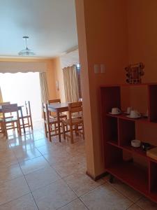 een woonkamer en eetkamer met een tafel en stoelen bij HOSTAL EL VALLE in Angol
