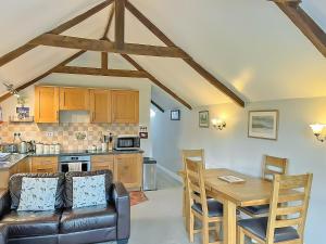 Garden Cottage - Cp28 في Halwell: غرفة معيشة مع أريكة وطاولة