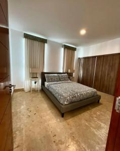 - une chambre avec un lit et 2 tables dans l'établissement Playa Nueva Romana Royal Vip, à San Pedro de Macorís