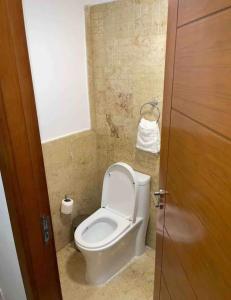 Cette petite chambre comprend une salle de bains pourvue de toilettes. dans l'établissement Playa Nueva Romana Royal Vip, à San Pedro de Macorís