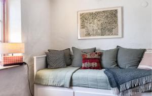 锡姆里斯港3 Bedroom Awesome Home In Simrishamn的墙上一张沙发
