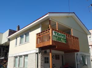 a house with a sign that reads take itself at ゲストハウス樹舎 in Minami-jūichijō