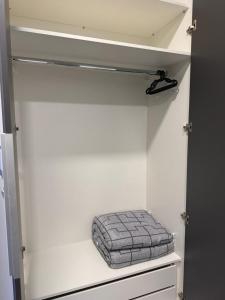 a towel is sitting on a shelf in a closet at Studios Soho Bongiovani in Presidente Prudente