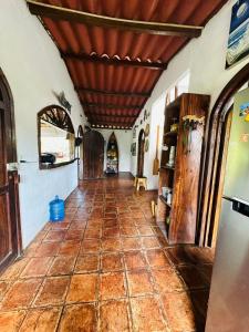 una grande camera con pavimento piastrellato e soffitto di Casa Villa Pesca a Monterrico