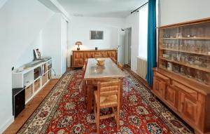 Stunning Home In Le Bouscat With Kitchen في لو بوسكا: غرفة مع طاولة وسجادة