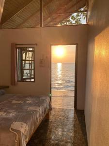 象島的住宿－藍天度假酒店，一间卧室配有一张床,享有海景