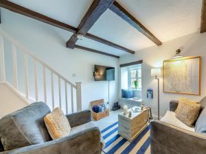 Ash Cottage في كراستر: غرفة معيشة مع كنبتين وطاولة