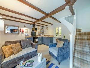 Ash Cottage في كراستر: غرفة معيشة مع أريكة وكرسيين