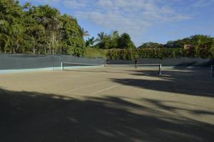 a tennis court with a person standing on it at Apartamento Marla Comodo y cerca del aeropuerto in Santo Domingo