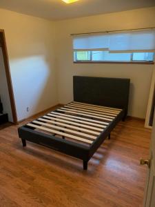 - une chambre avec un lit dans l'établissement Home in Santa Cruz, à Santa Cruz