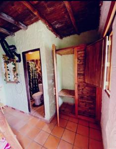 Cette chambre comprend une salle de bains pourvue de toilettes. dans l'établissement Hostal El Santuario, à Minca