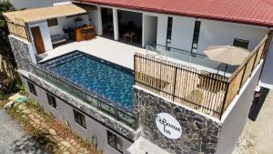 公主港Go Boutique Inn的带泳池的别墅的鸟瞰图