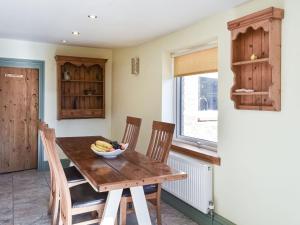 - une salle à manger avec une table et des chaises en bois dans l'établissement Treacle Corner - Uk47039, à Bempton