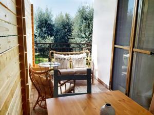 uma varanda com uma cadeira, uma mesa e uma janela em Villa Rosa - Sperlonga Vertice Rooms em Sperlonga