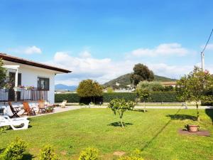una casa con un cortile con un giardino di Villa Rosa - Sperlonga Vertice Rooms a Sperlonga