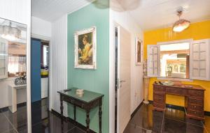 un baño con una mesa y una pintura en la pared en Lovely Home In Santa Croce Camerina With Kitchen, en Santa Croce Camerina