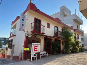 een gebouw met een bord ervoor bij Hotel Casa De Los Abuelos in Bernal