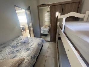 - une chambre avec 2 lits superposés et un miroir dans l'établissement Casa confortável, Temporada Votuporanga, à Votuporanga