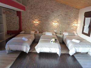 A bed or beds in a room at Cal Vibo
