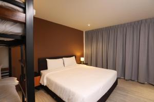 a bedroom with a bed and a bunk bed at Studio F Sukhumvit in Bangkok