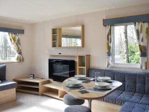 ein Wohnzimmer mit einem Tisch und einem Sofa in der Unterkunft Forest View 