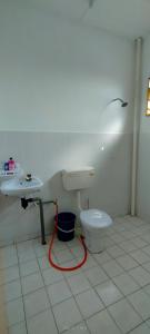 y baño con aseo y lavamanos. en Homestay Atikah Bahau, en Bahau