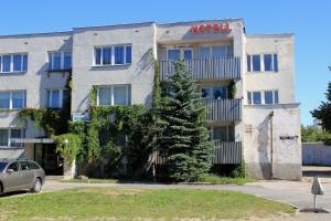 un bâtiment avec un arbre en face dans l'établissement Hotell Pääsuke, à Jõhvi