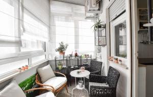 Elle comprend un petit balcon avec une table et des chaises. dans l'établissement 2 Bedroom Cozy Apartment In Gorizia, à Gorizia