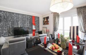 - un salon avec une télévision et une table avec des fruits dans l'établissement 2 Bedroom Cozy Apartment In Gorizia, à Gorizia
