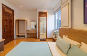 um quarto grande com uma cama e uma janela em Pham Gia Hotel em Da Lat
