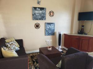 ein Wohnzimmer mit 2 Stühlen und einem Tisch in der Unterkunft Sk SHaven #2 in Castries