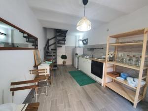 Habitación con cocina con encimera y estanterías en Casa Dina - Fondi Vertice Rooms en Fondi