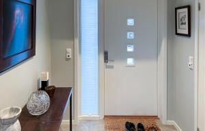 um quarto com uma porta com uma televisão e uma mesa em Lovely Home In Oslo With Kitchen em Oslo