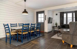 ein Esszimmer mit blauen Stühlen und einem Tisch in der Unterkunft 3 Bedroom Nice Apartment In Hemsedal in Hemsedal