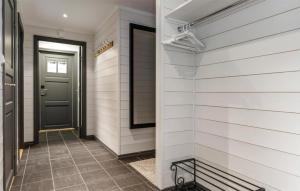 einen Flur eines Hauses mit Tür und Fliesenboden in der Unterkunft 3 Bedroom Nice Apartment In Hemsedal in Hemsedal