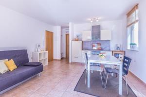 ein Wohnzimmer mit einem Tisch und einem Sofa in der Unterkunft Ferienwohnung für 4 Personen ca 40 m in Medulin, Istrien Südküste von Istrien - b52058 in Medulin