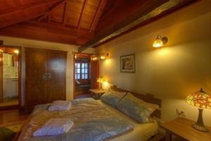 una camera con un grande letto di Ferienhaus in La Caridad mit Terrasse, Grill und Whirlpool a Adelantado