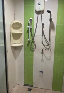 een badkamer met een urinoir en een zeepdispenser bij ธารา นาคา อพาสเม้นต์ in Ban Rangeng