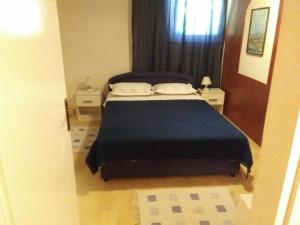 - une chambre avec un grand lit et une couverture bleue dans l'établissement Ferienwohnung für 4 Personen ca 65 qm in Zelenka, Dalmatien Mitteldalmatien, à Makarska