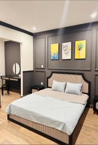 um quarto com uma cama grande e uma secretária em H+homestay em Hòa Bình