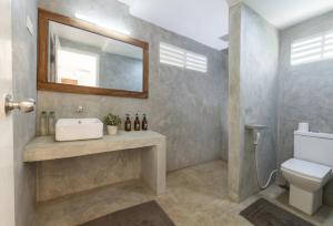 a bathroom with a sink and a mirror at Jasper Cub in Wilpattu