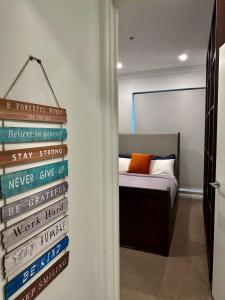 En eller flere senge i et værelse på Private 1 Bed Accom with Bathroom in a 3 Bed Apartment - Melb CBD, Regency Towers - Free Parking, WiFi and Pool