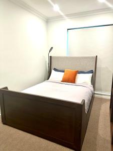 En eller flere senge i et værelse på Private 1 Bed Accom with Bathroom in a 3 Bed Apartment - Melb CBD, Regency Towers - Free Parking, WiFi and Pool