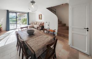 Posezení v ubytování Stunning Home In Saint-Laurent-De-La-Ca